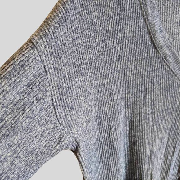 Forever 21 Ribbed Knit Sweater Women's Size Medium Gray V-Neck Slouchy Pullover - Picture 6 of 8